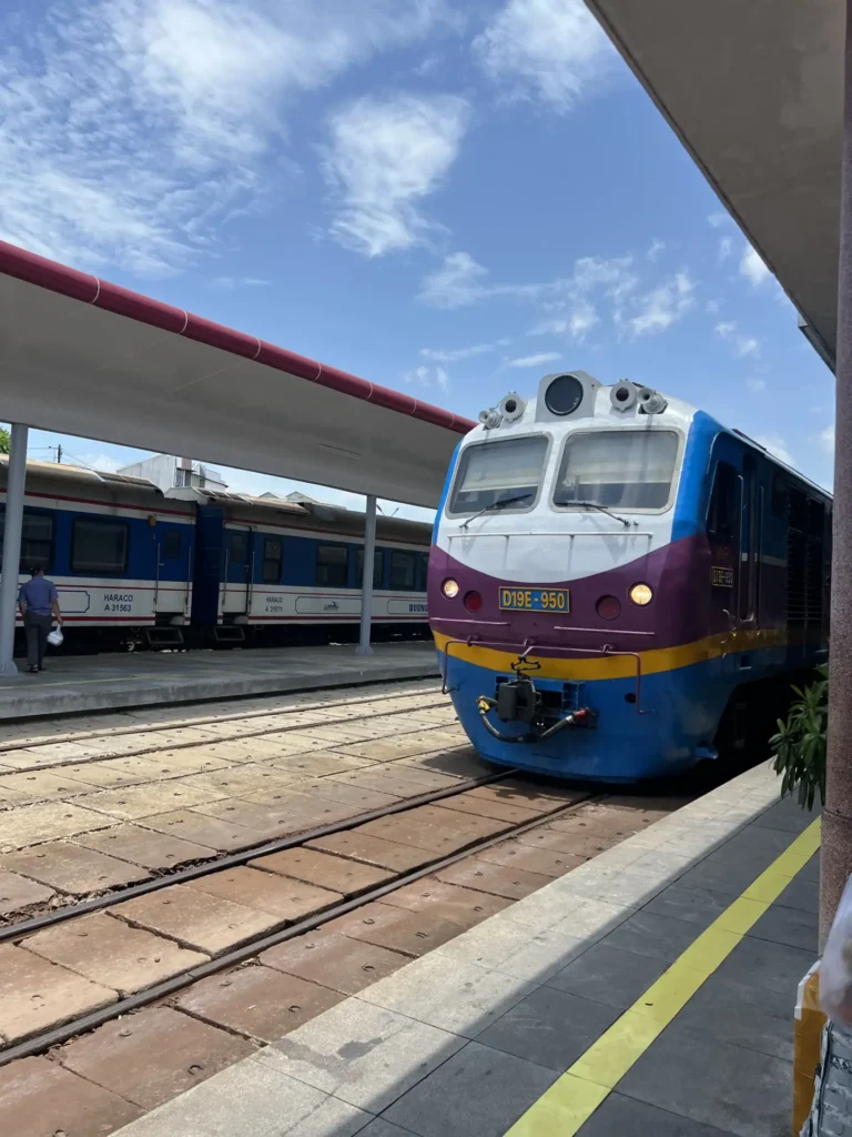 フエ発　ダナン行き列車