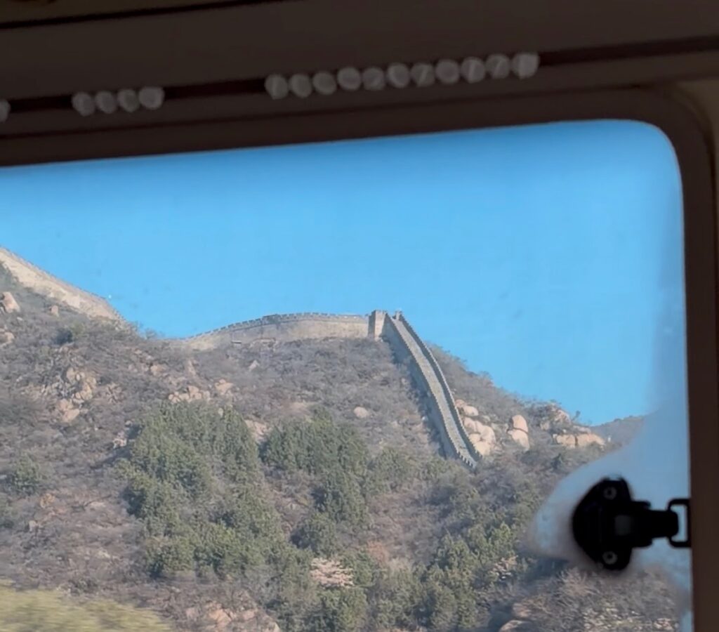 バスからチラ見え万里の長城