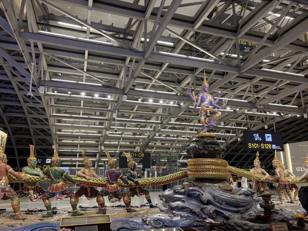 スワンナプーム国際空港　セキュリティチェック後のモニュメント