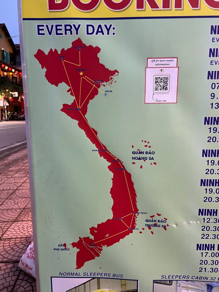 ベトナム 小さい都市で見られるチケットオフィスの看板