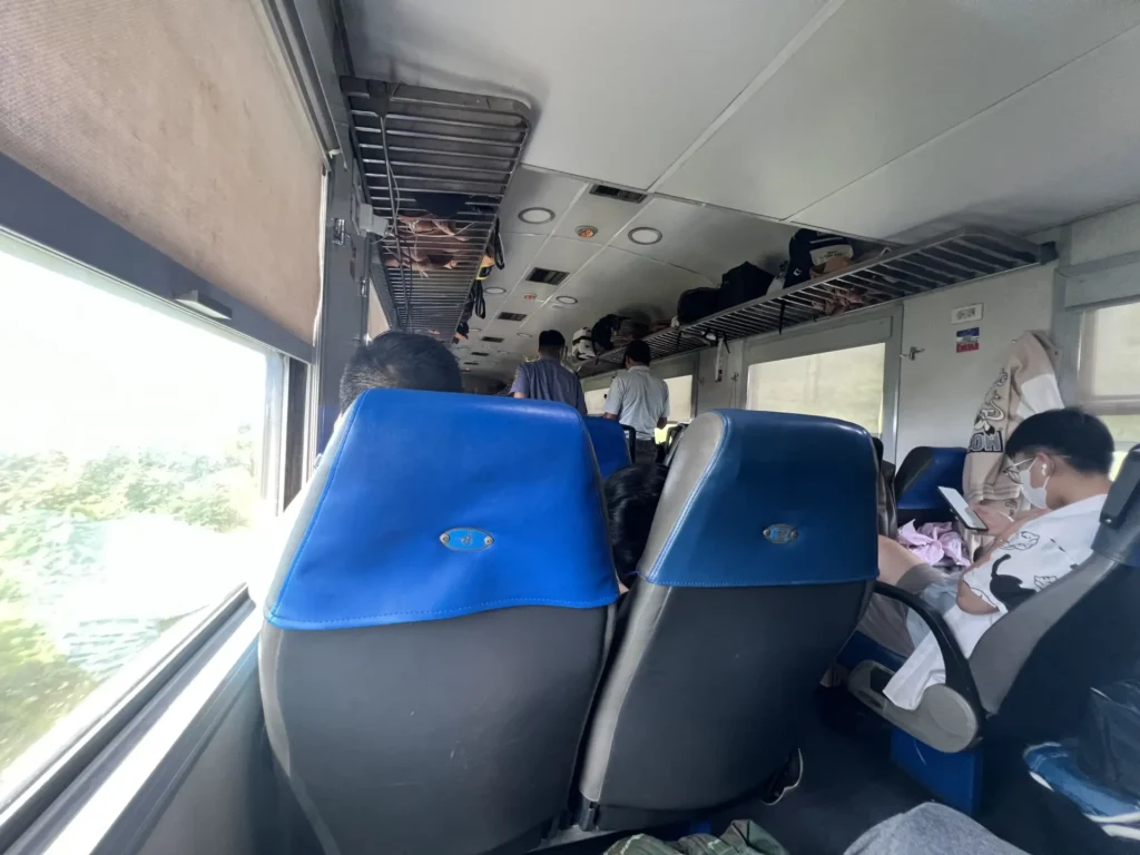 ベトナム統一鉄道　窓際席