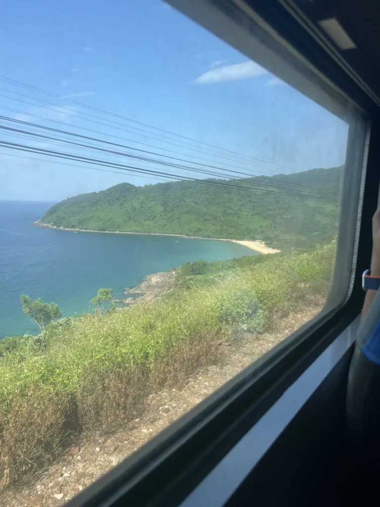 ベトナム統一鉄道　ハイヴァン峠を越える車窓