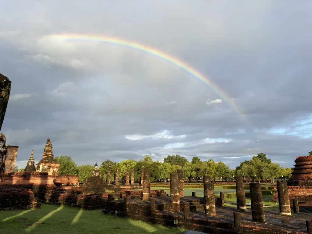 スコータイ遺跡　虹　早朝