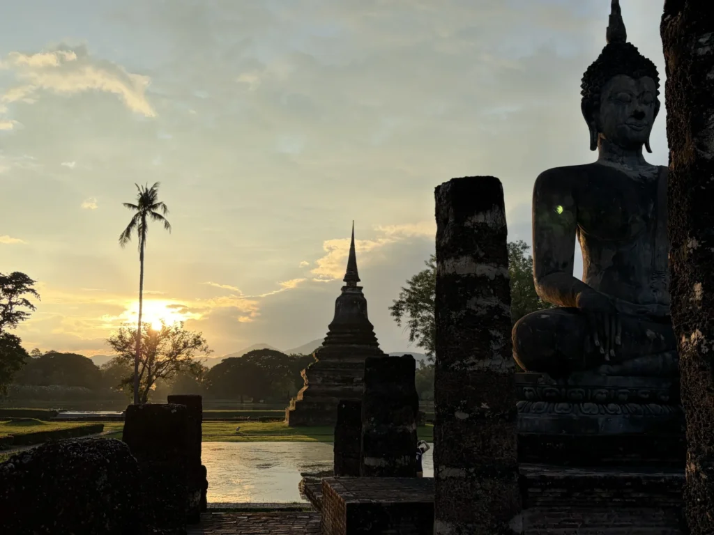 夕焼けとスコータイ遺跡